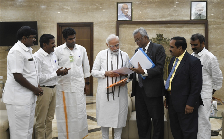 Dr. Armoogum Parsuramen meeting with PM Modi